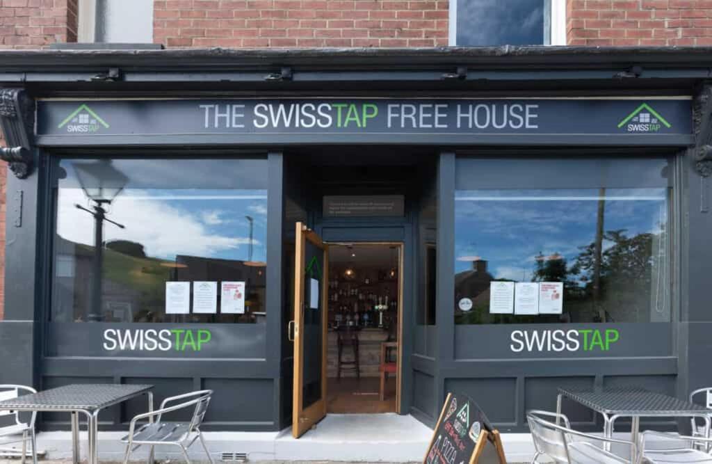 Swiss House B&B キャッスルトン エクステリア 写真